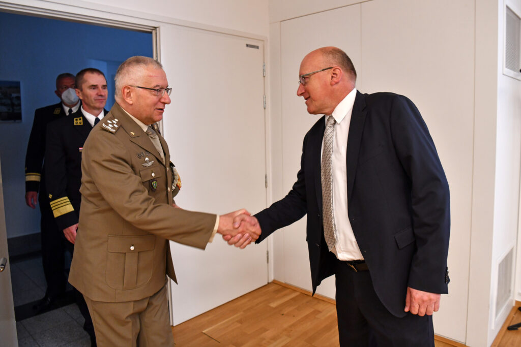 Slika https://www.morh.hr/wp-content/uploads/2021/07/2021-07-26-grazian-vojni-odbor-06-1024x683.jpg