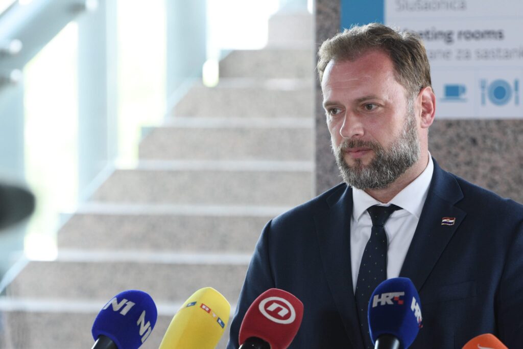 Slika https://www.morh.hr/wp-content/uploads/2021/07/2021-07-28-banozic-vlada-1-1024x683.jpg