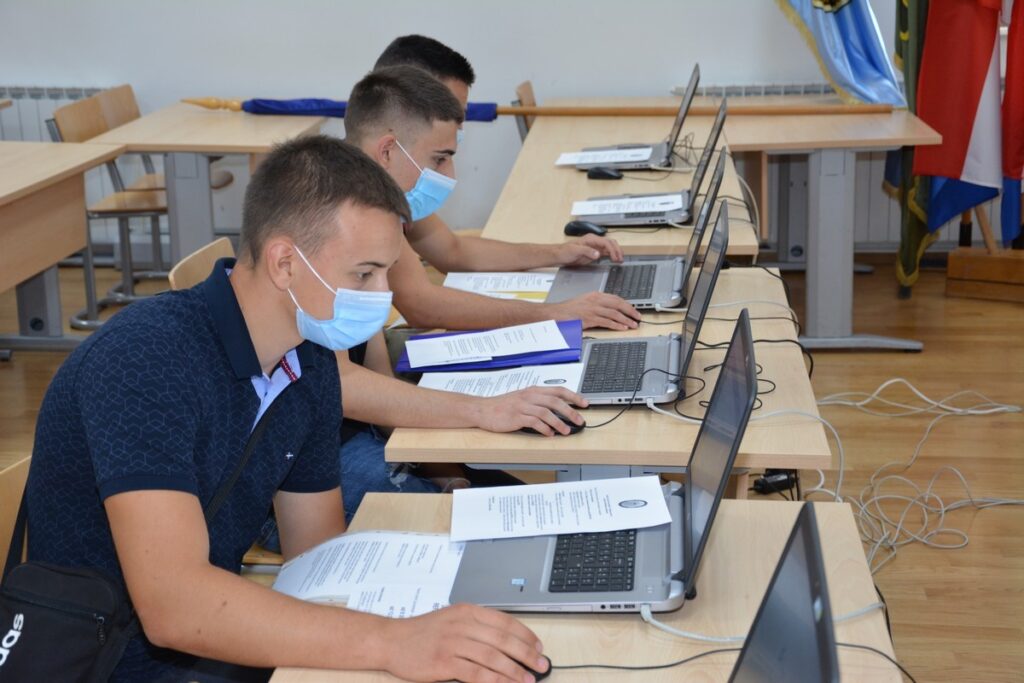 Slika https://www.morh.hr/wp-content/uploads/2021/07/2021-07-28-upisi-2021-02-1024x683.jpg