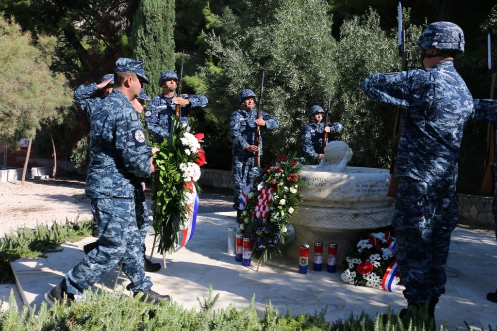 Slika https://www.morh.hr/wp-content/uploads/2021/09/2021-09-25-josip-vranic-1024x683.jpg