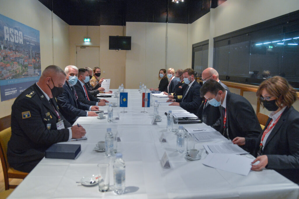 Slika https://www.morh.hr/wp-content/uploads/2021/09/2021-09-29-sastanak-hr-kosovo-1206-1024x681.jpg