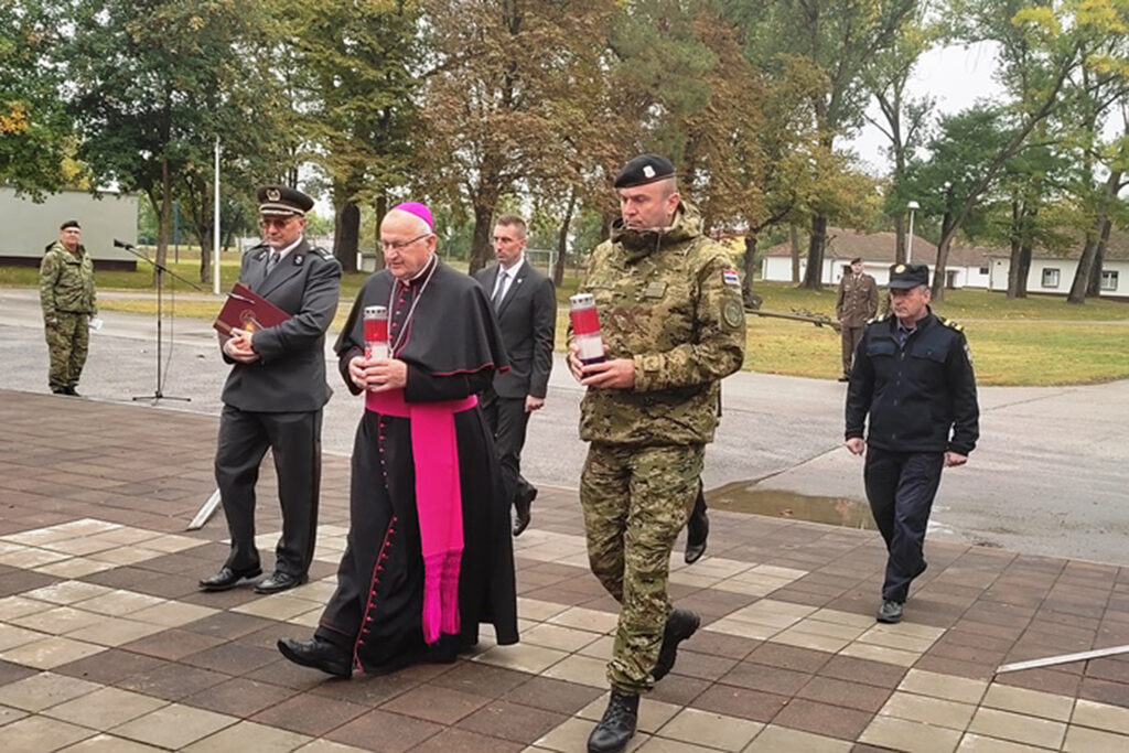Slika https://www.morh.hr/wp-content/uploads/2021/10/2021-10-07-dan-vojne-kapelanije-vk02-1-1024x683.jpg