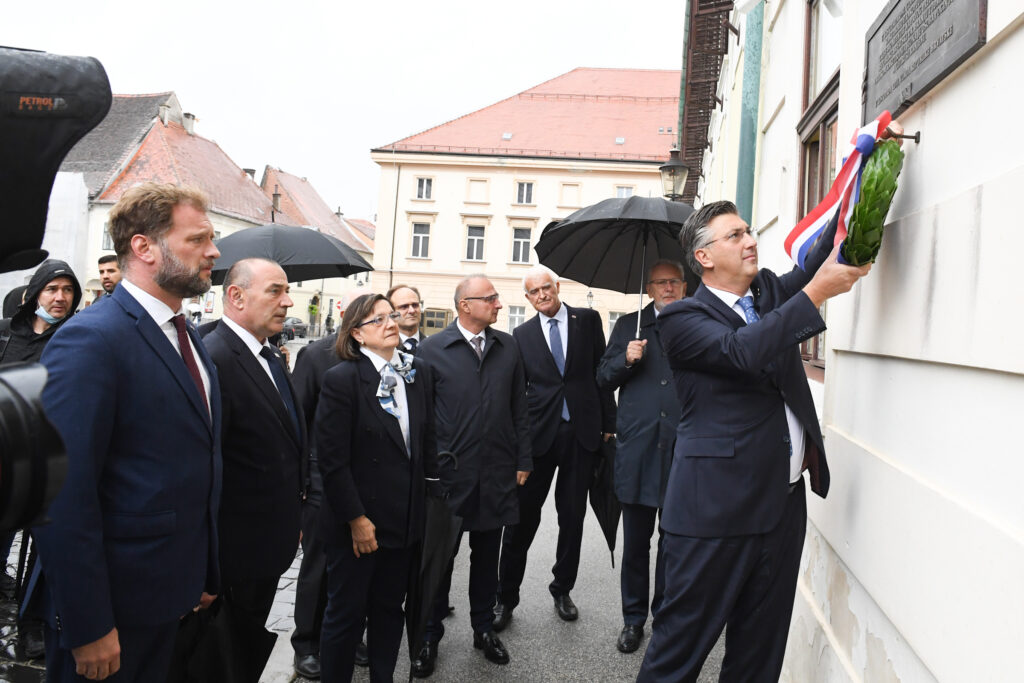 Slika https://www.morh.hr/wp-content/uploads/2021/10/2021-10-07-obljetnica-raketiranja-banski-dvori-01-1024x683.jpg