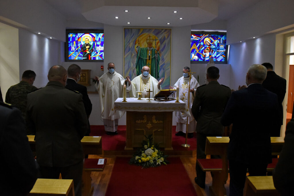 Slika https://www.morh.hr/wp-content/uploads/2021/10/2021-10-22-dan-vojne-kapelanije-9-1024x684.jpg