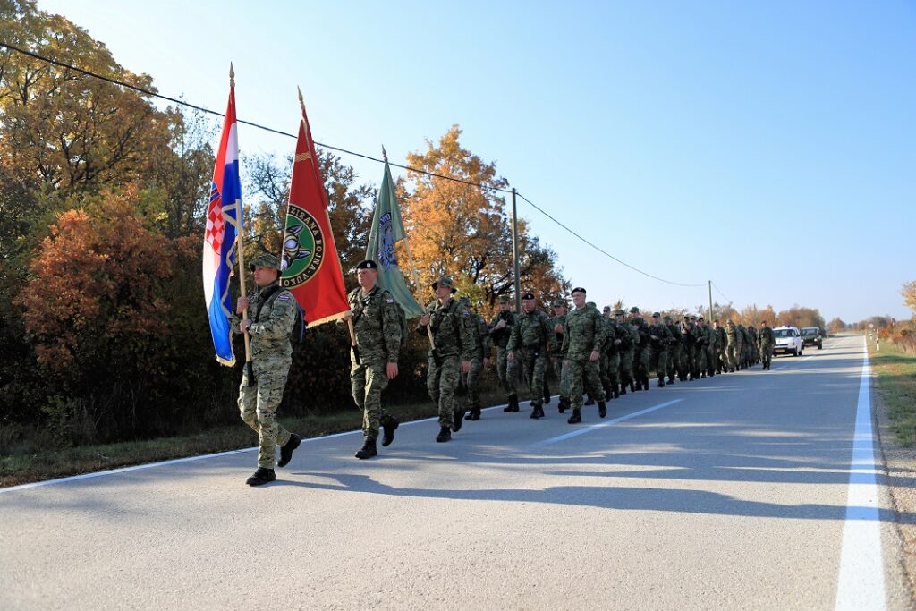 Slika https://www.morh.hr/wp-content/uploads/2021/11/2021-11-08-vukovi-hodnja-1024x683.jpg