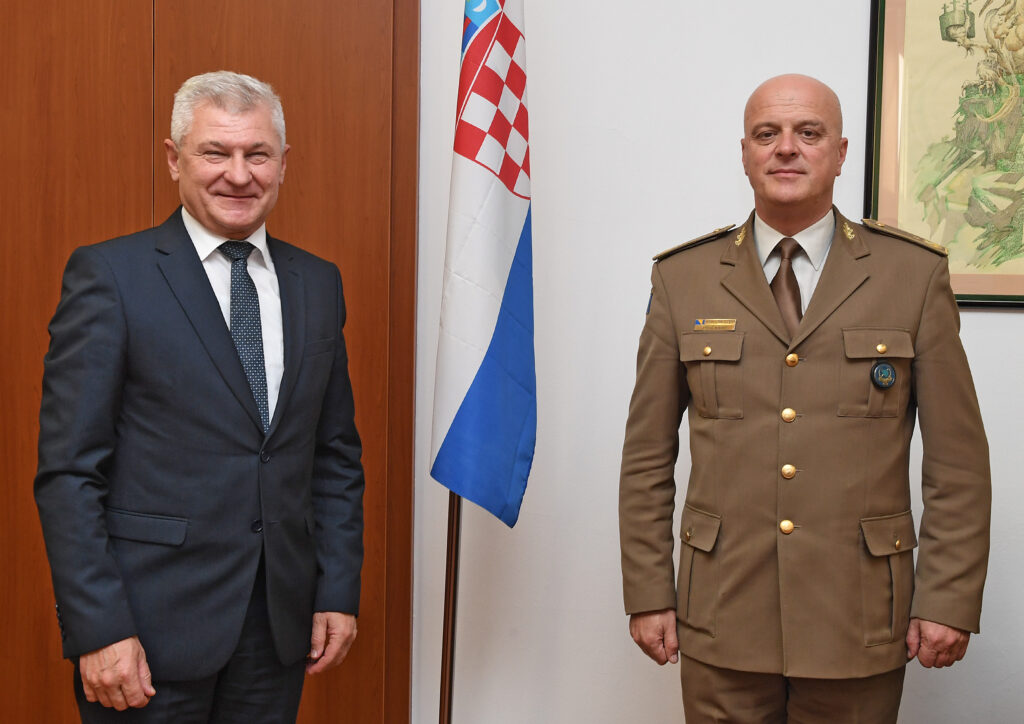 Slika https://www.morh.hr/wp-content/uploads/2021/11/2021-11-09-hrg-general-bih-1024x724.jpg