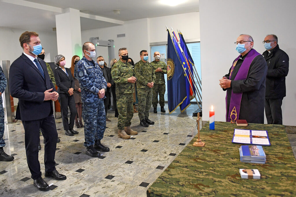 Slika https://www.morh.hr/wp-content/uploads/2021/12/2021-12-21-blagoslov-15-1024x683.jpg