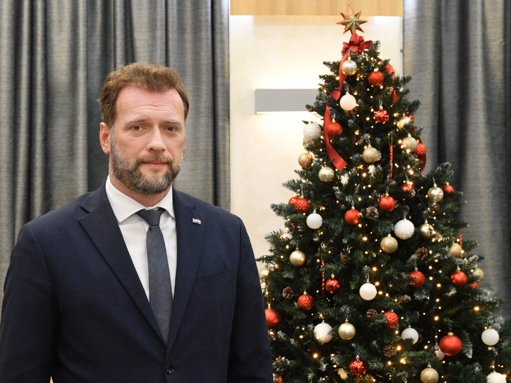 Slika https://www.morh.hr/wp-content/uploads/2021/12/2021-12-24-mo-cestitka-1024x768.jpg