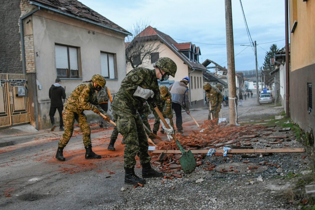 Slika https://www.morh.hr/wp-content/uploads/2021/12/2021-12-29-petrina-potres-vojska-1024x683.jpg