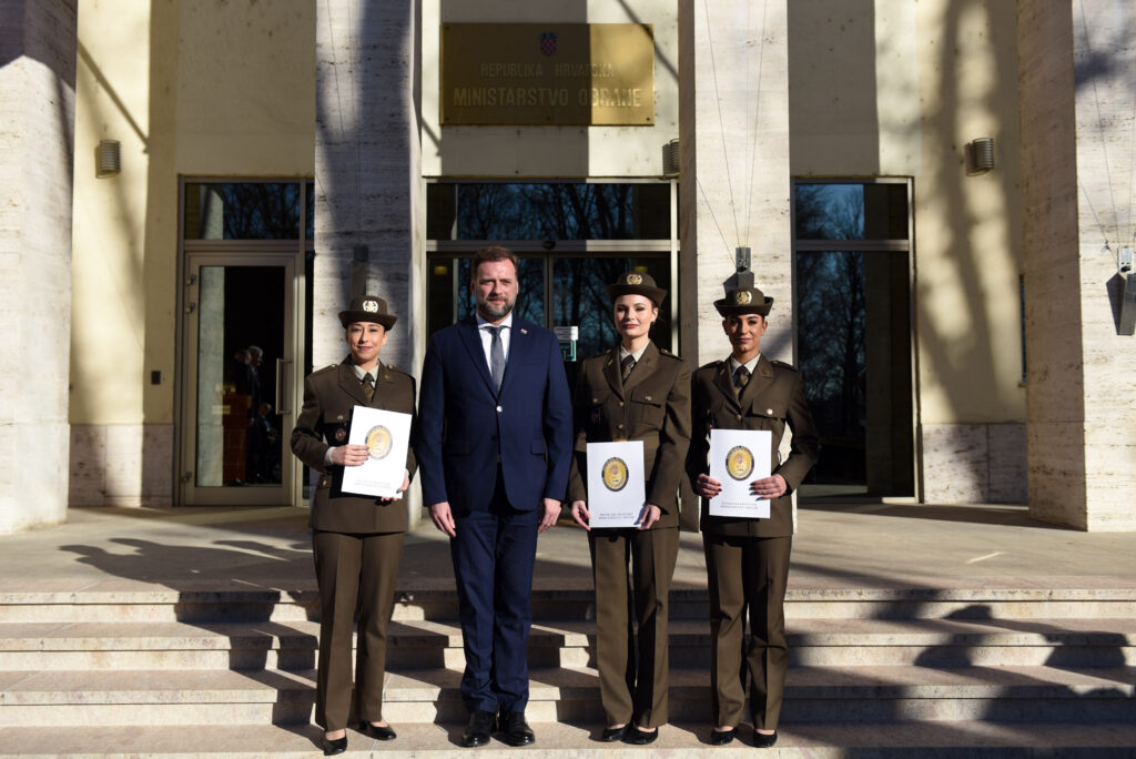 Slika https://www.morh.hr/wp-content/uploads/2022/02/2022-02-08-nove-casnice-07-1024x684.jpg