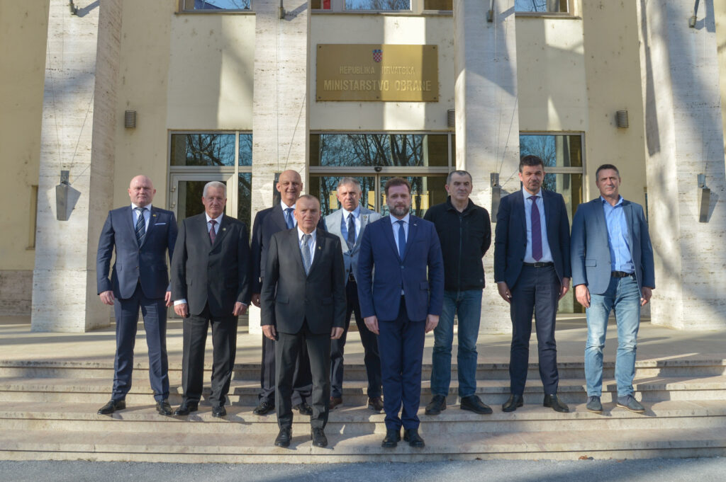 Slika https://www.morh.hr/wp-content/uploads/2022/02/2022-02-24-mo-generalski-zbor-3-1024x681.jpg