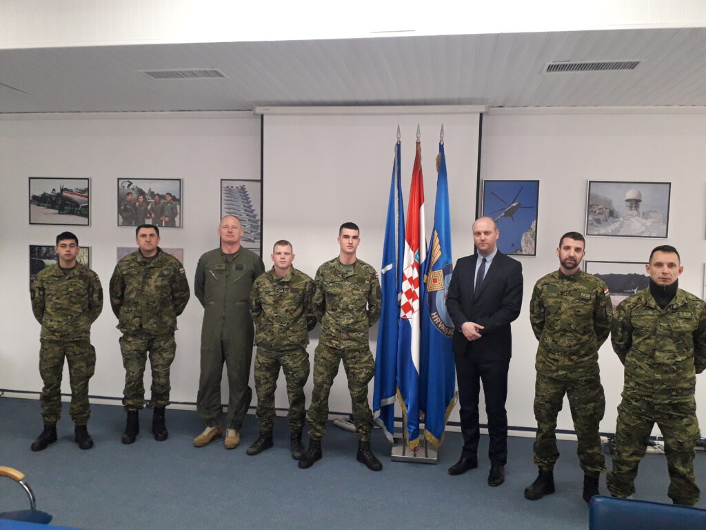 Slika https://www.morh.hr/wp-content/uploads/2022/03/2022-03-07-pleso-35-hrvcon-kfor-1024x768.jpg