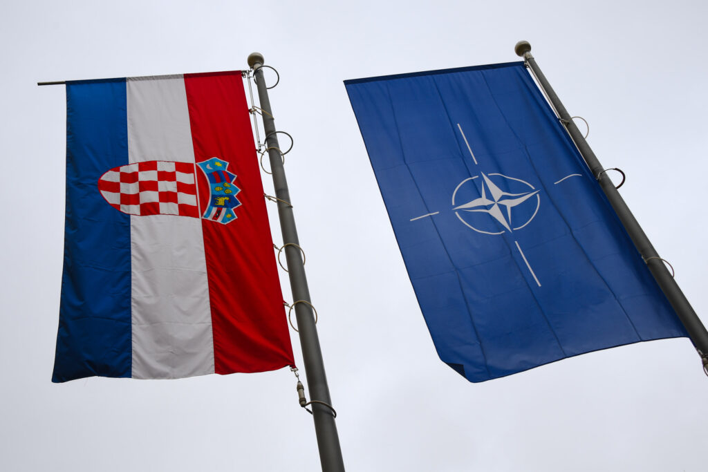 Slika https://www.morh.hr/wp-content/uploads/2022/04/2022-04-01-hr-nato-zastava-2-1024x683.jpg
