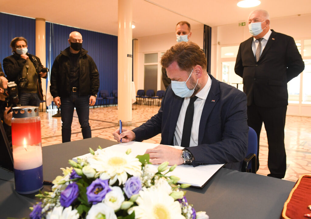 Slika https://www.morh.hr/wp-content/uploads/2022/04/2022-04-03-djuro-decak-komemoracija-10-1024x721.jpg