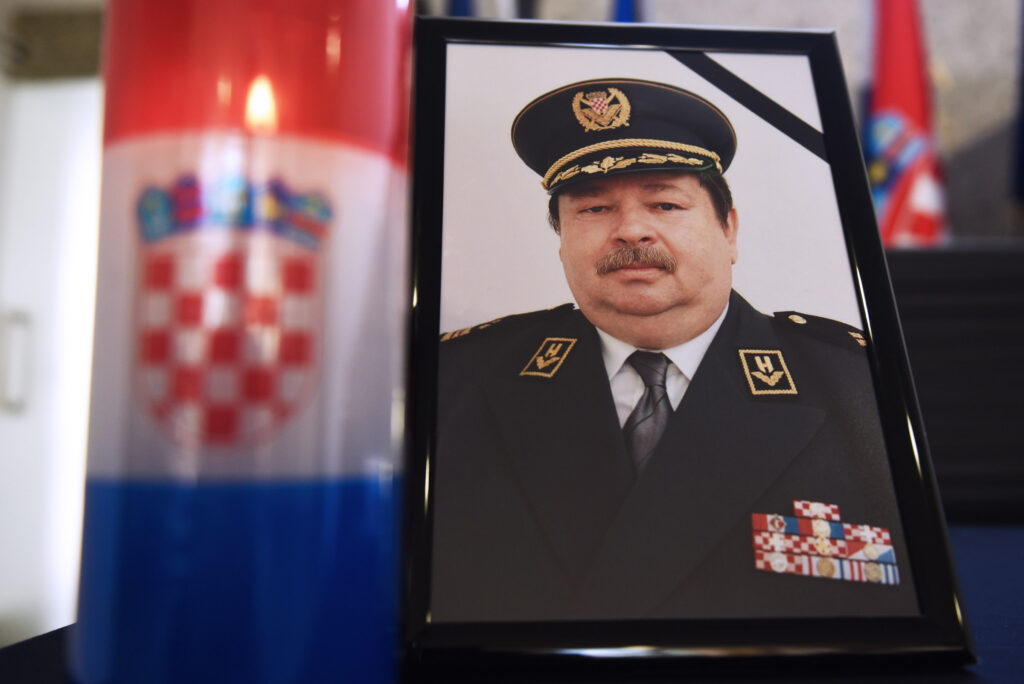 Slika https://www.morh.hr/wp-content/uploads/2022/04/2022-04-04-knjiga-sucuti-2-1024x684.jpg