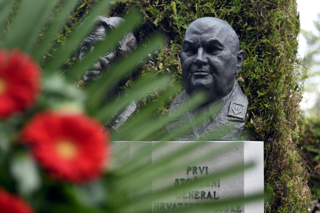 Slika https://www.morh.hr/wp-content/uploads/2022/04/2022-04-29-obljetnica-smrti-bobetko-02-1024x684.jpg