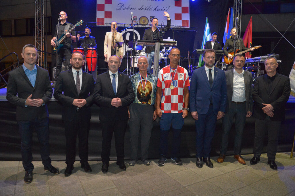 Slika https://www.morh.hr/wp-content/uploads/2022/05/2022-05-05-docek-veslaca-branitelja-1024x681.jpg