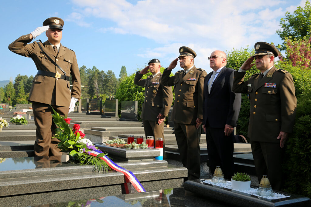 Slika https://www.morh.hr/wp-content/uploads/2022/05/2022-05-11-godisnjica-smrti-spegelj-2-1024x683.jpg