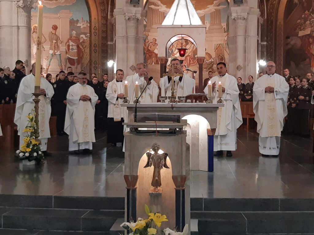 Slika https://www.morh.hr/wp-content/uploads/2022/05/2022-05-13-lurdesvojno-hodocasce-02-1024x768.jpg