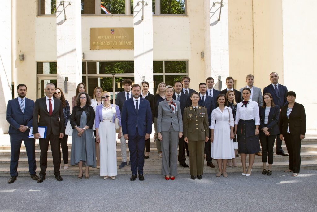 Slika https://www.morh.hr/wp-content/uploads/2022/05/2022-05-20-diplomatska-akademija-1-1024x683.jpg