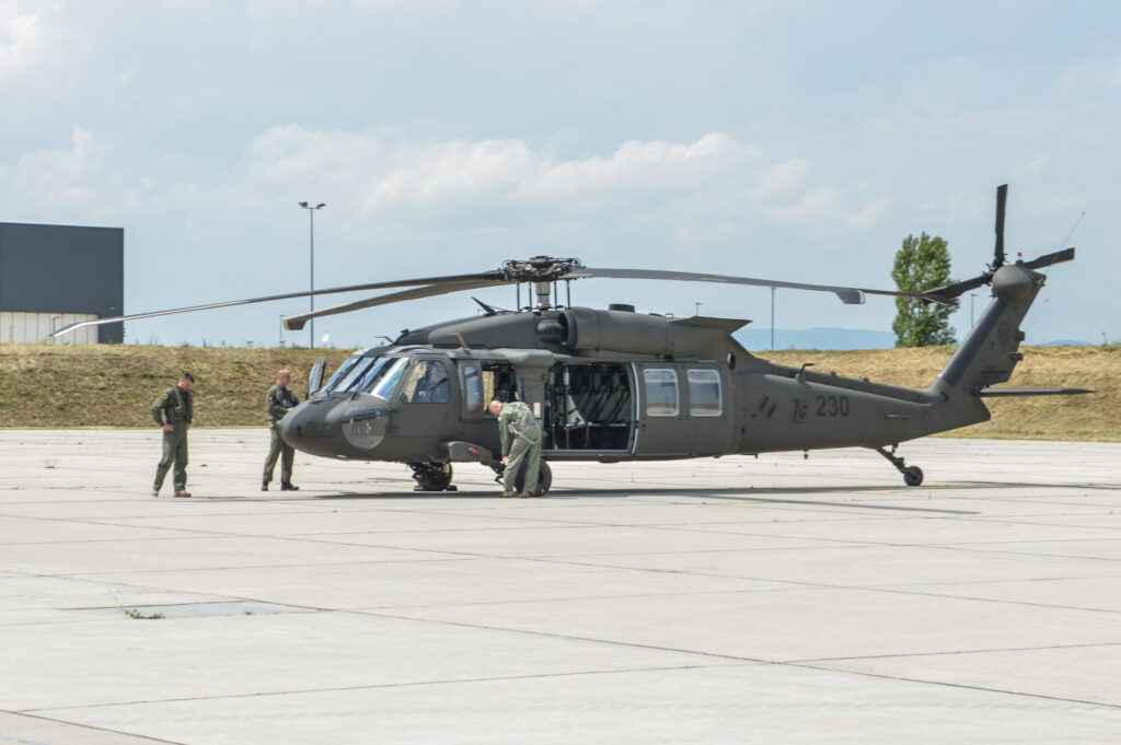 Slika https://www.morh.hr/wp-content/uploads/2022/05/2022-05-25-uh-60m-black-hawk--1024x681.jpg