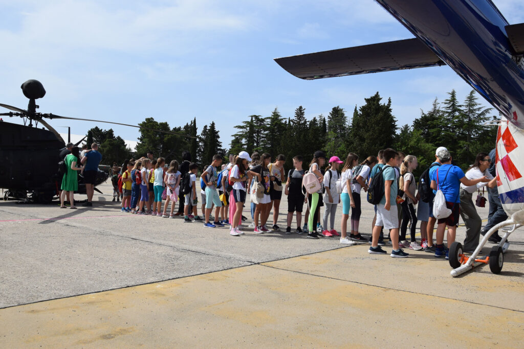 Slika https://www.morh.hr/wp-content/uploads/2022/05/2022-05-27-dan-hv-idan-zemunik-01-1024x683.jpg