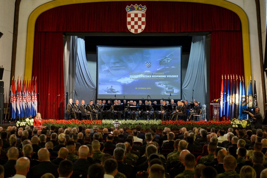 Slika https://www.morh.hr/wp-content/uploads/2022/05/2022-05-27-sv-akademija-07-1024x683.jpg