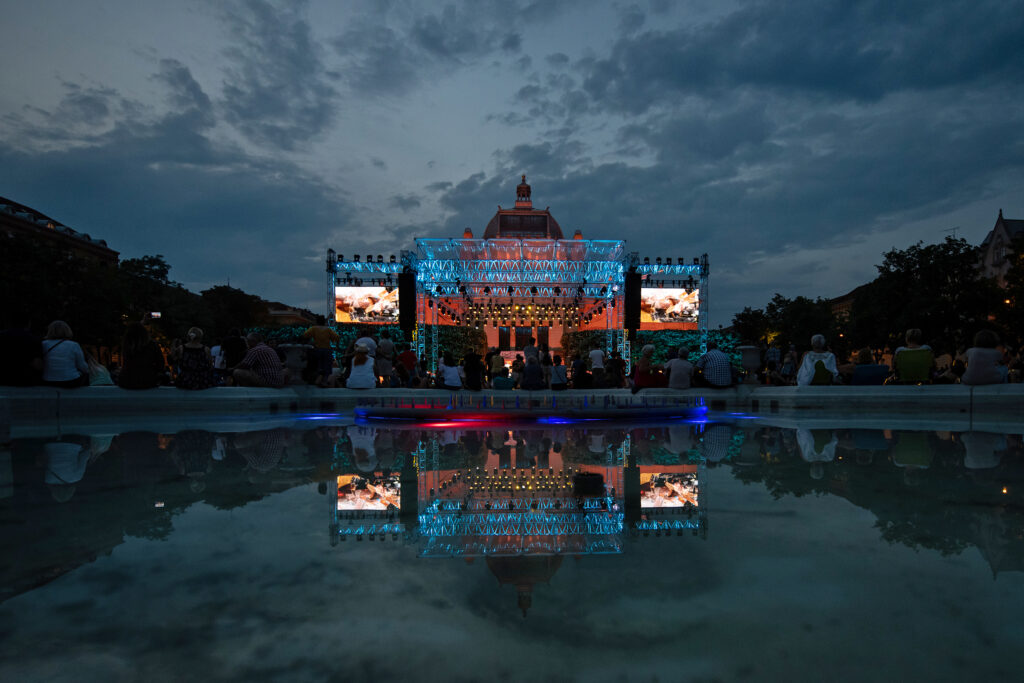 Slika https://www.morh.hr/wp-content/uploads/2022/06/2022-06-29-orkestar-zrinjevac-07-1024x683.jpg