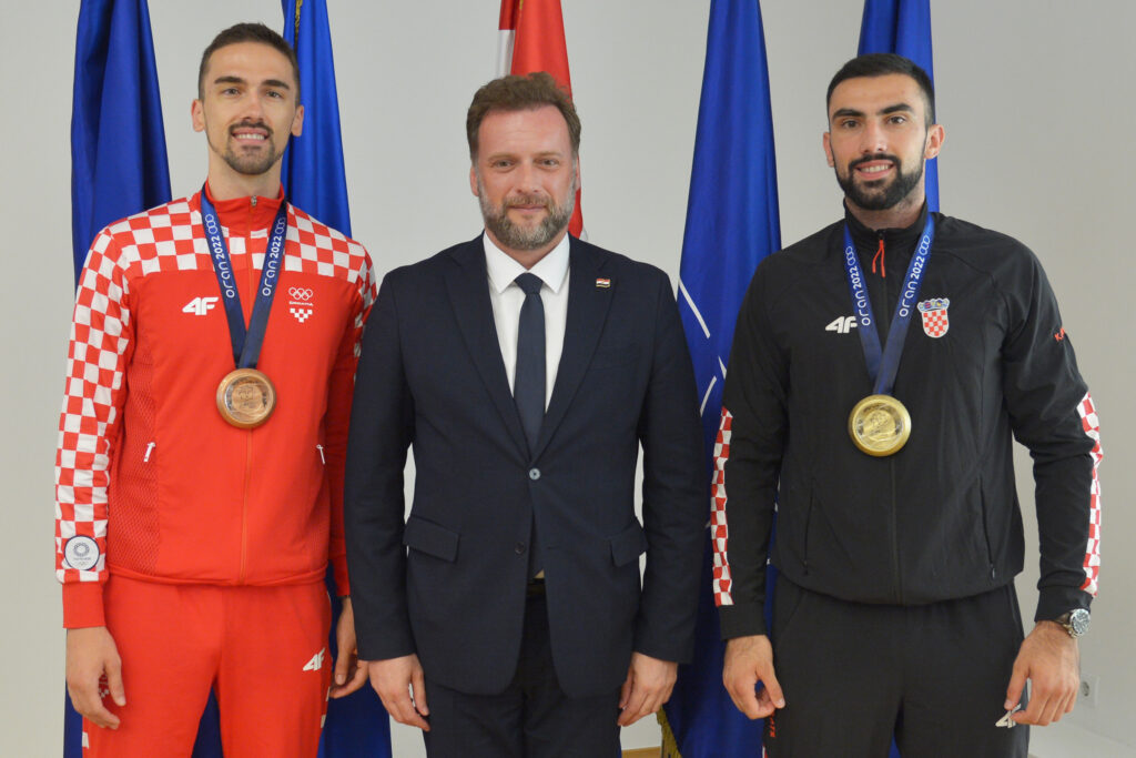 Slika https://www.morh.hr/wp-content/uploads/2022/06/2022-06-30-kvesic-2-1024x683.jpg