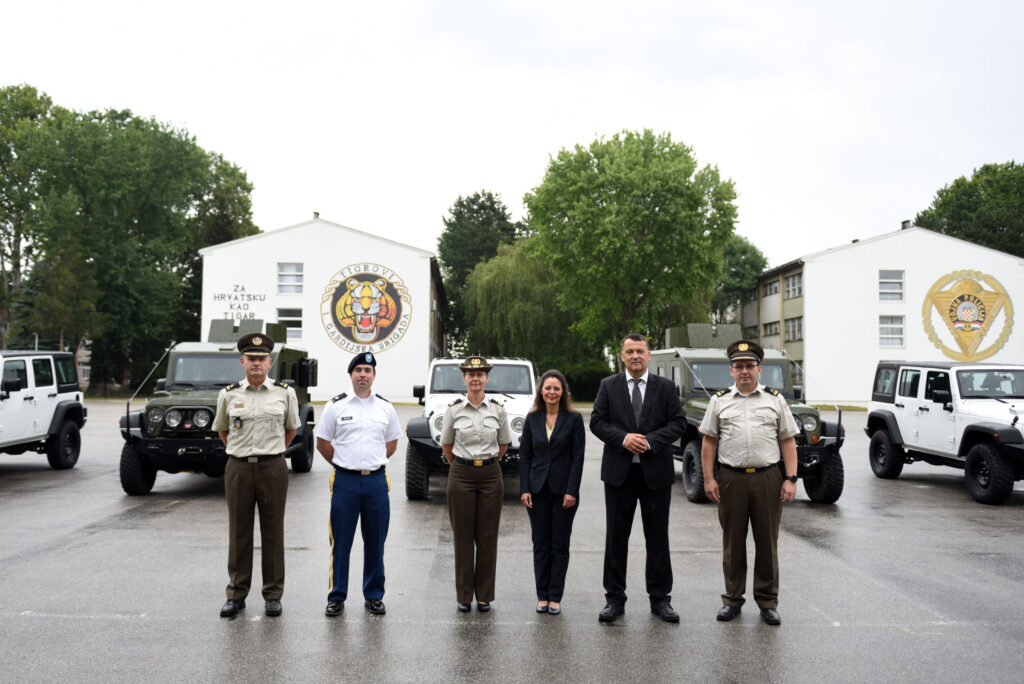 Slika https://www.morh.hr/wp-content/uploads/2022/07/2022-07-07-primopredaja-vozila-4-1024x684.jpg