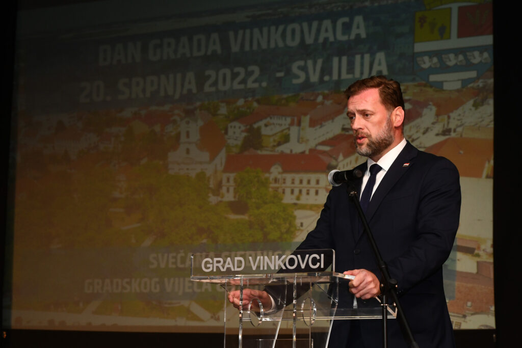 Slika https://www.morh.hr/wp-content/uploads/2022/07/2022-07-20-dan-grada-vinkovaca-06-1024x683.jpg