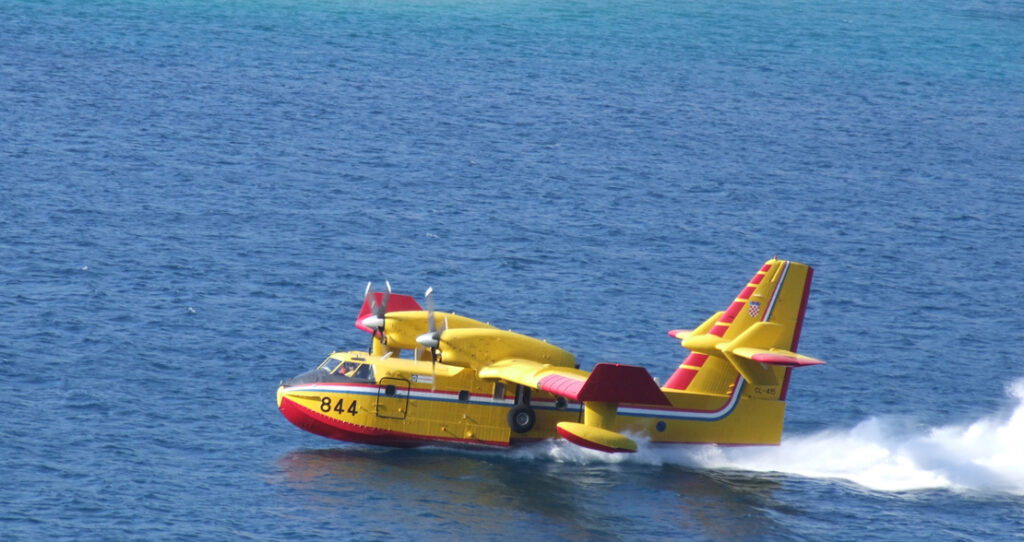 Slika https://www.morh.hr/wp-content/uploads/2022/07/2022-07-25-canadair_cl-415-844-1024x542.jpg
