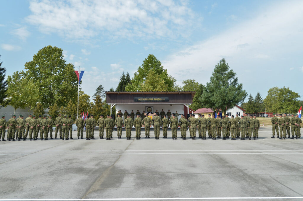 Slika https://www.morh.hr/wp-content/uploads/2022/07/2022-07-26-banozic-inzenjerijska-pukovnija-1024x681.jpg