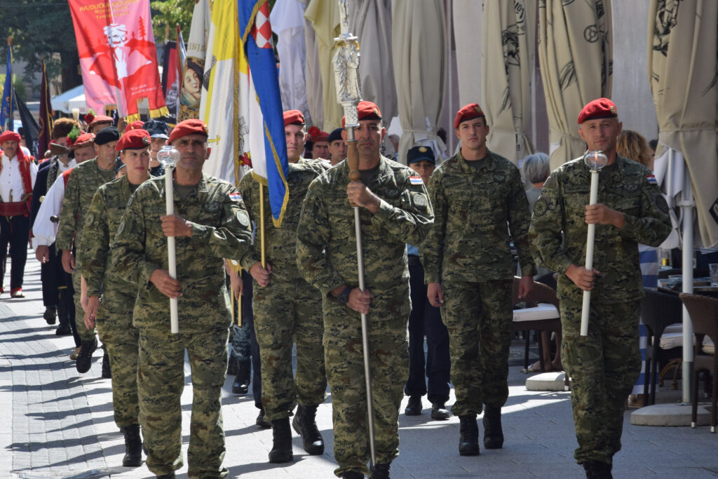 Slika https://www.morh.hr/wp-content/uploads/2022/08/2022-08-01-hodocasce-sinj-3-1024x683.jpg