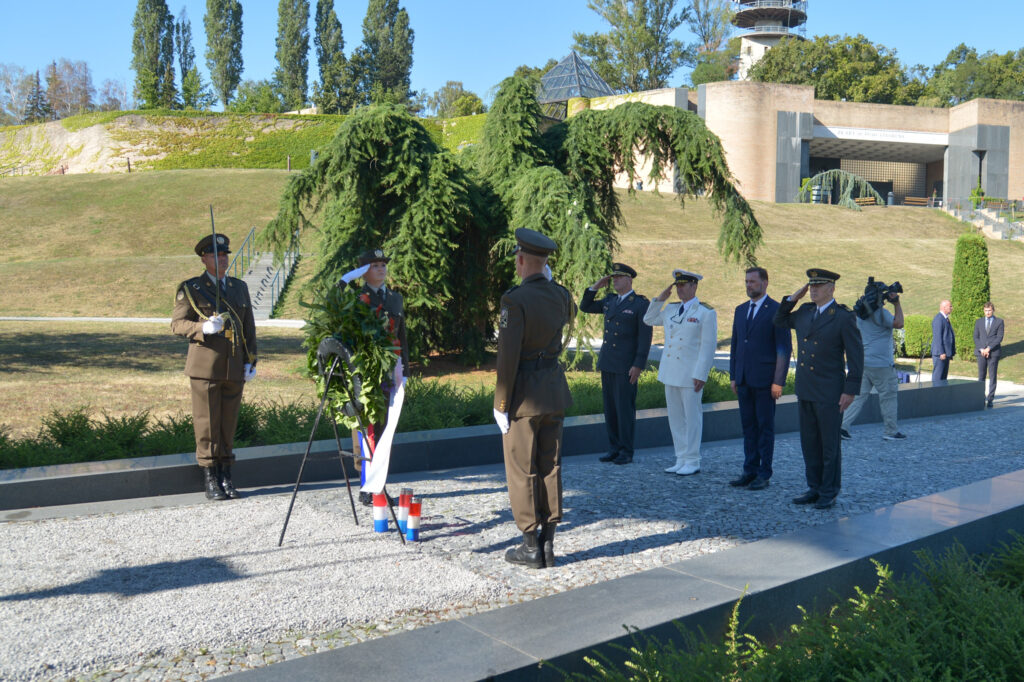 Slika https://www.morh.hr/wp-content/uploads/2022/08/2022-08-04-vijenci-mirogoj-3-1024x682.jpg