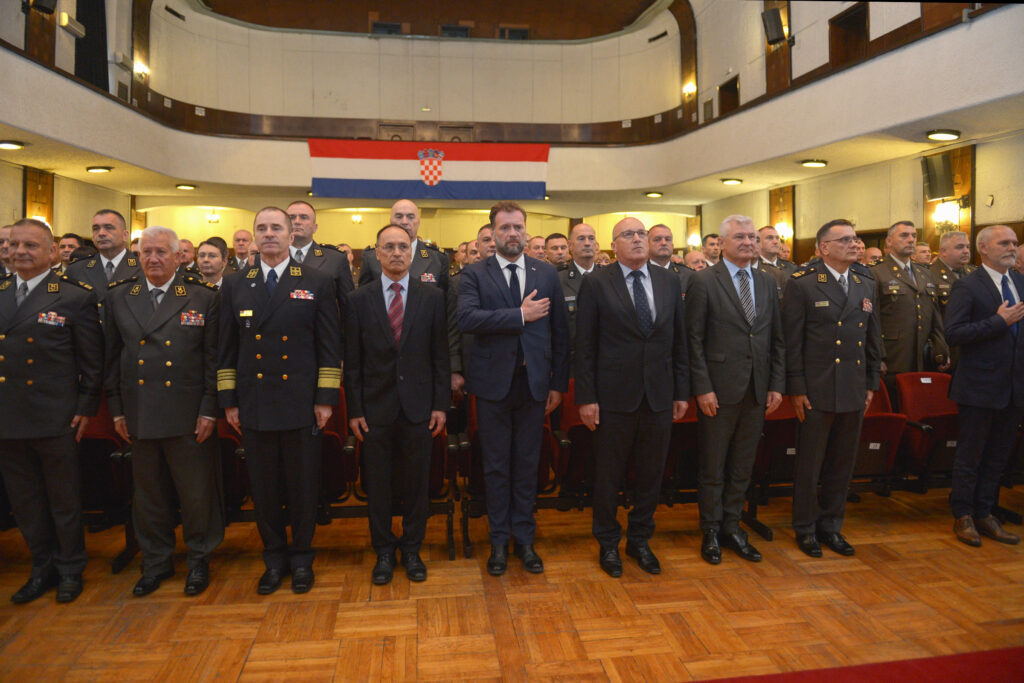 Slika https://www.morh.hr/wp-content/uploads/2022/09/2022-09-26-dan-gsosrh-02-1024x683.jpg