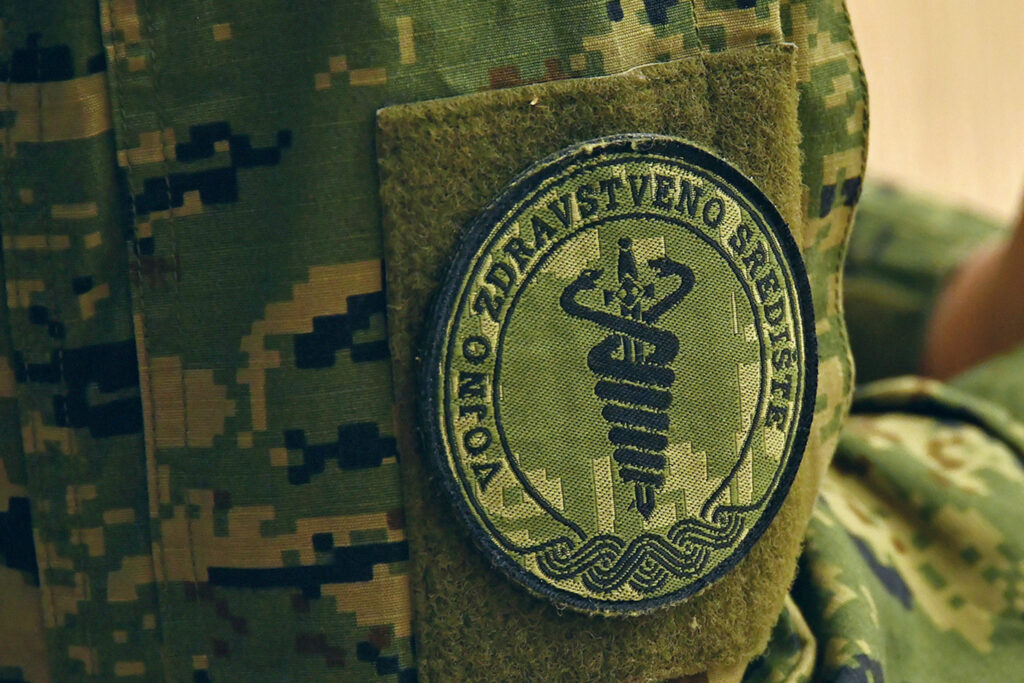 Slika https://www.morh.hr/wp-content/uploads/2022/09/oznaka-vojno-zdravstveno-srediste-rukav-1024x683.jpg