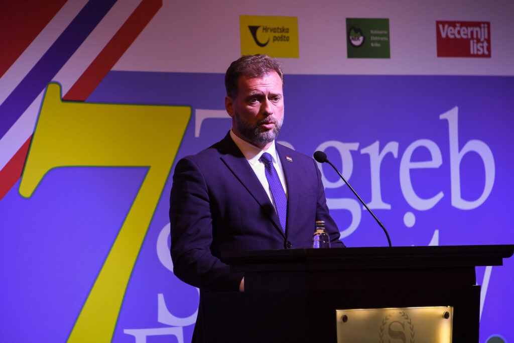 Slika https://www.morh.hr/wp-content/uploads/2022/10/2022-10-07-zs-security-forum-22-1024x683.jpg