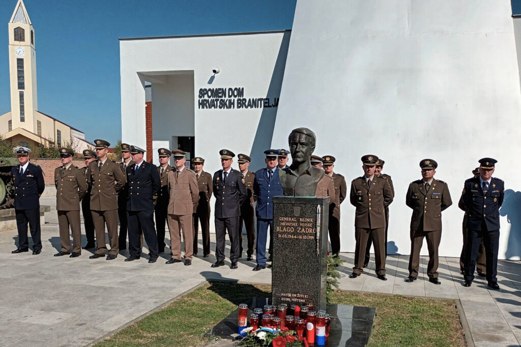 Slika https://www.morh.hr/wp-content/uploads/2022/10/2022-10-17-zss-studijsko-putovanje-08-1024x683.jpg