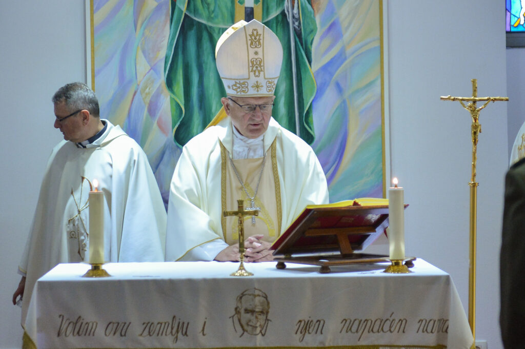 Slika https://www.morh.hr/wp-content/uploads/2022/10/2022-10-21-dan-vojne-kapelanije-9-1024x681.jpg