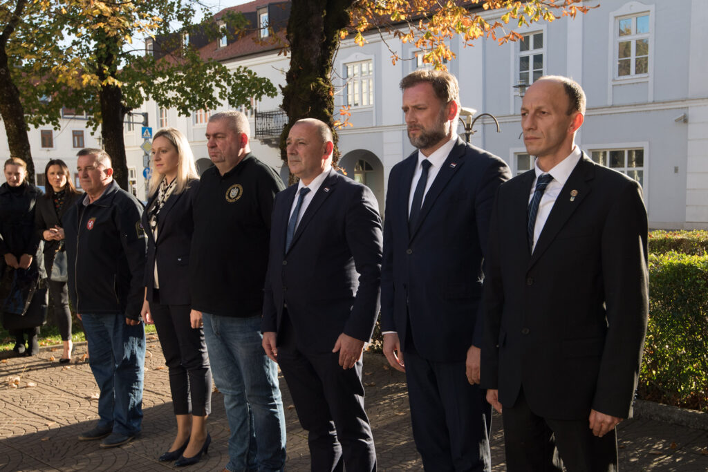 Slika https://www.morh.hr/wp-content/uploads/2022/10/2022-10-28-obljetnica-vukovi-1024x683.jpg