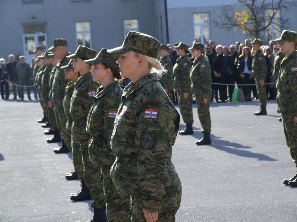 Slika https://www.morh.hr/wp-content/uploads/2022/11/2022-11-11-prisega-rocnika-2-1024x768.jpg