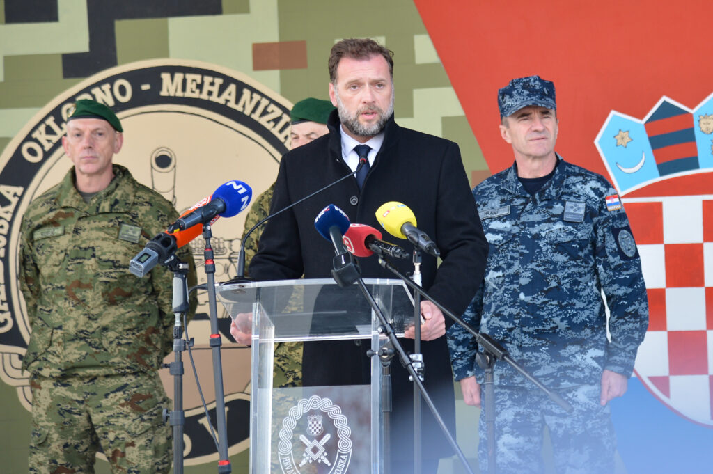 Slika https://www.morh.hr/wp-content/uploads/2022/11/2022-11-20-kfor-1024x681.jpg