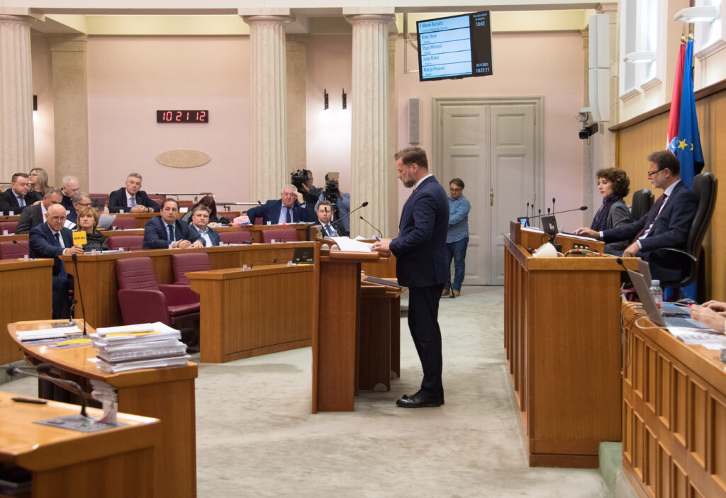 Slika https://www.morh.hr/wp-content/uploads/2022/11/2022-11-30-sabor-06-1024x703.jpg