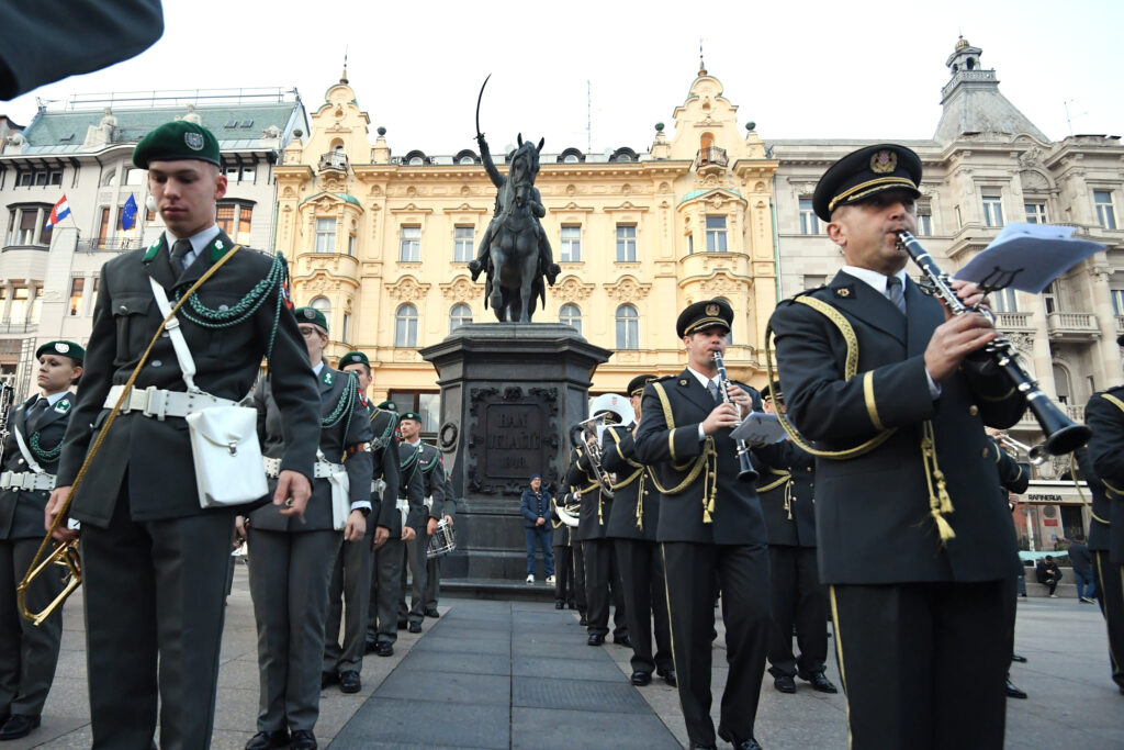 Slika https://www.morh.hr/wp-content/uploads/2022/11/20221103_vojni_orkestri_austrije_i_hrvatske0017-1024x683.jpg