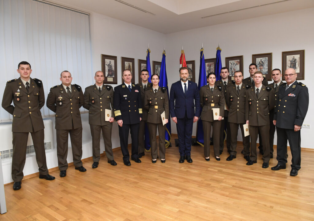 Slika https://www.morh.hr/wp-content/uploads/2022/11/20221104_mo_dodjela_prvih_cinova_kadetima0007-1024x723.jpg