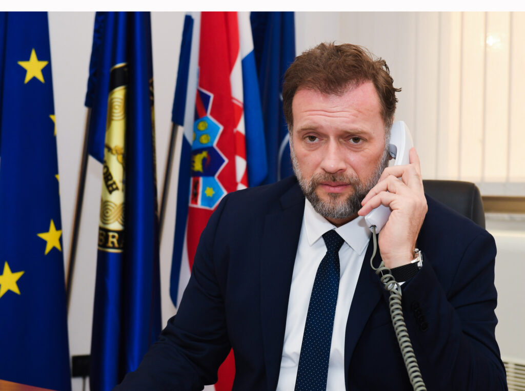 Slika https://www.morh.hr/wp-content/uploads/2022/12/2022-12-15-mario-banozic-phone1-1024x763.jpg