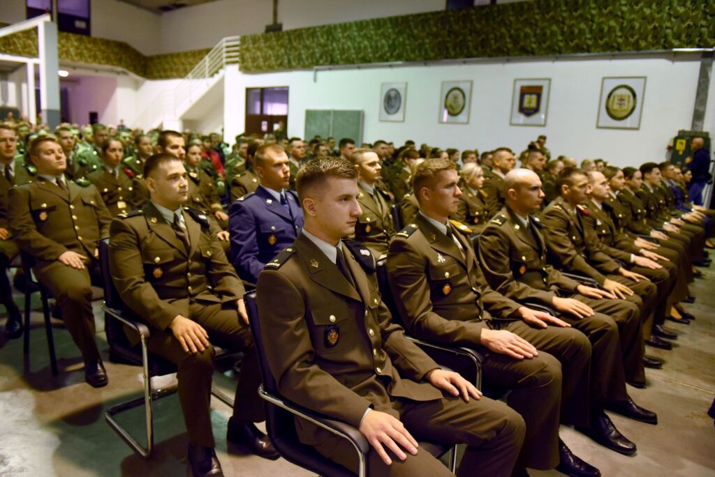 Slika https://www.morh.hr/wp-content/uploads/2023/01/2023-01-16-promocija-polaznika-hvu-2-1024x684.jpg