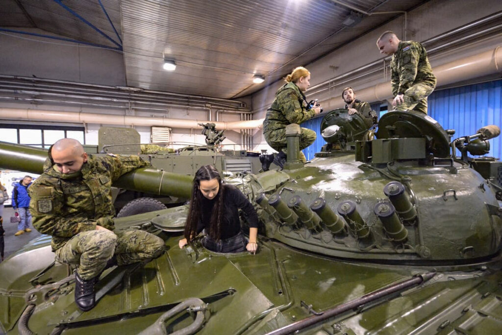 Slika https://www.morh.hr/wp-content/uploads/2023/02/2023-02-10-dan-otvorenih-vrat-1024x683.jpg