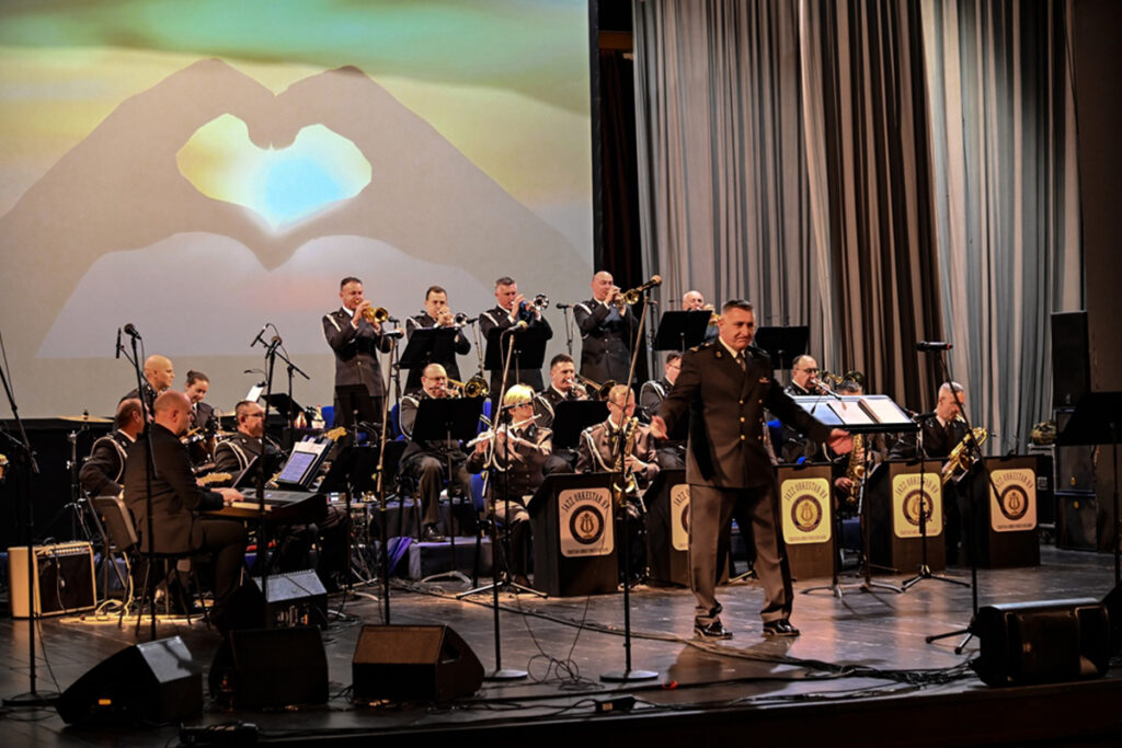 Slika https://www.morh.hr/wp-content/uploads/2023/02/2023-02-10-koncert-jazz-orkestar-01-1024x683.jpg